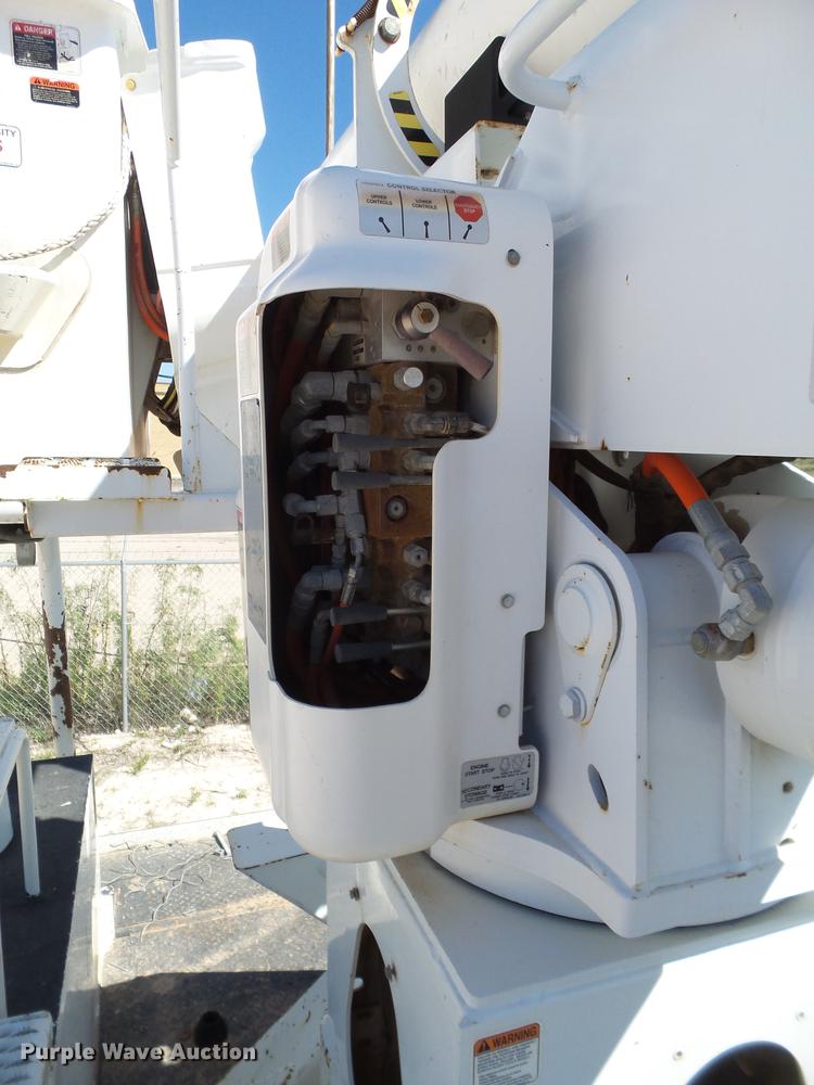 image for item BJ9951 2010 International 7300 bucket truck