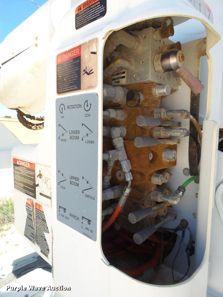 image for item BJ9951 2010 International 7300 bucket truck