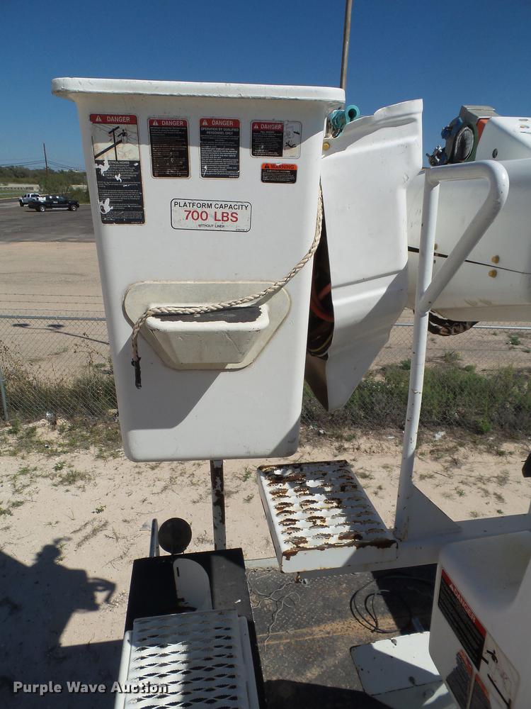 image for item BJ9951 2010 International 7300 bucket truck