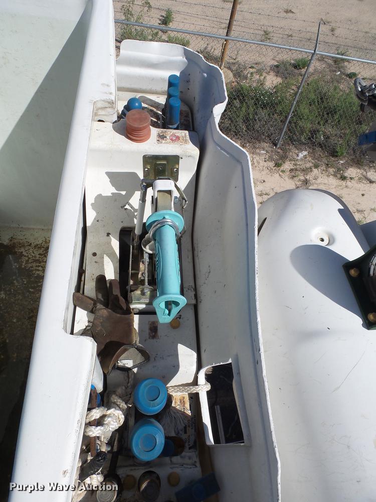 image for item BJ9951 2010 International 7300 bucket truck