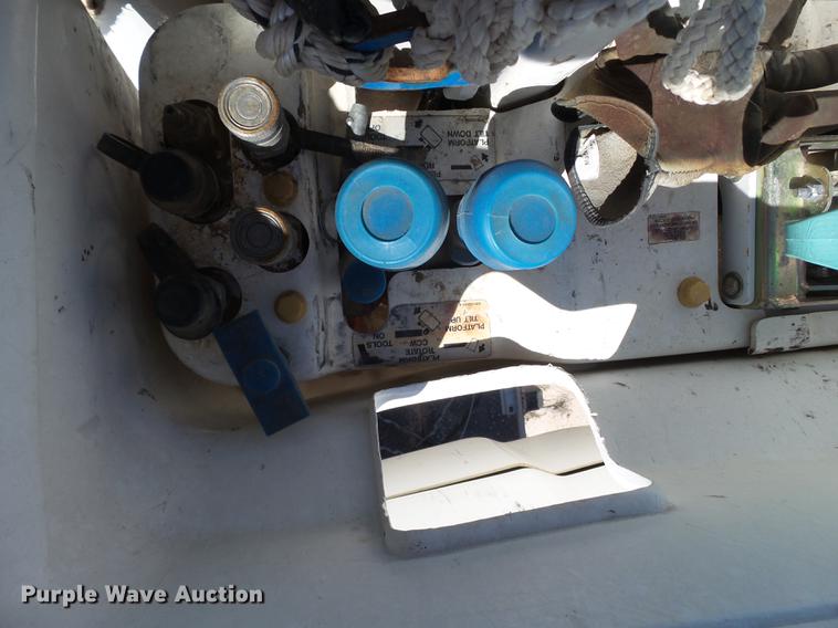 image for item BJ9951 2010 International 7300 bucket truck