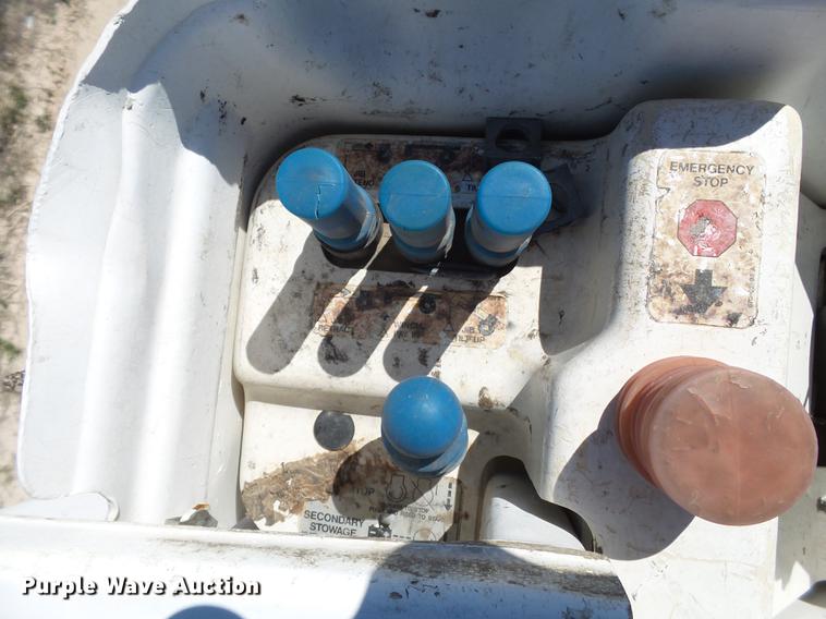 image for item BJ9951 2010 International 7300 bucket truck