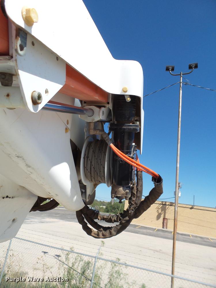 image for item BJ9951 2010 International 7300 bucket truck