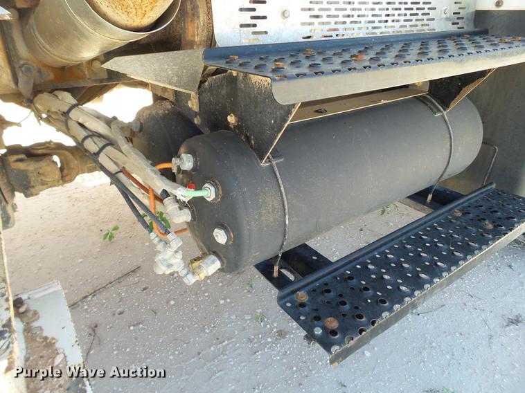 image for item BJ9951 2010 International 7300 bucket truck