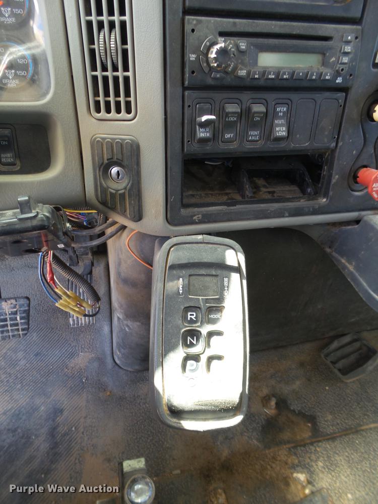 image for item BJ9951 2010 International 7300 bucket truck