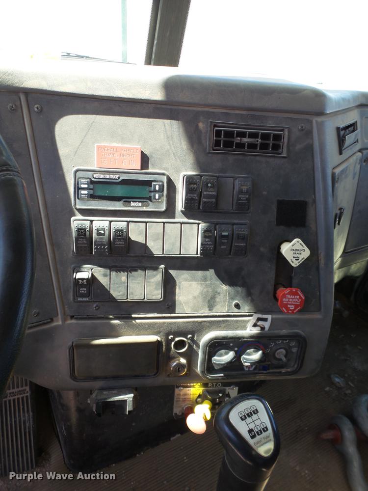 image for item BJ9952 2002 Western Star 4864FX crane truck