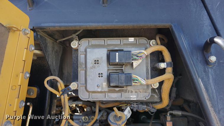 image for item DA1320 2004 Caterpillar 953C track loader