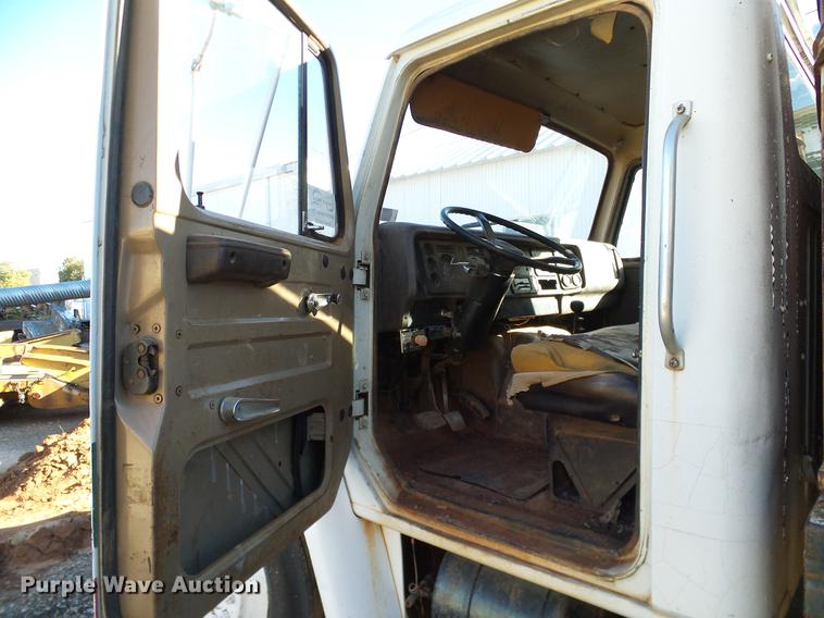 image for item DA6963 1985 International 1754 dump truck