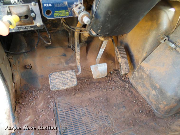 image for item DA6963 1985 International 1754 dump truck