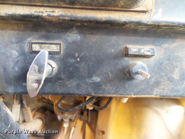 image for item DA6963 1985 International 1754 dump truck