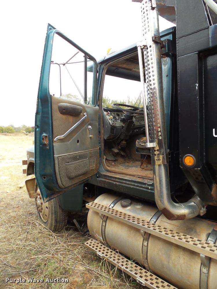 image for item DA6977 1989 Ford LTL9000 dump truck