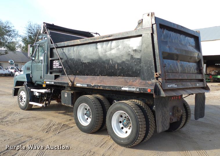 image for item DA6978 2001 Mack CH613 dump truck