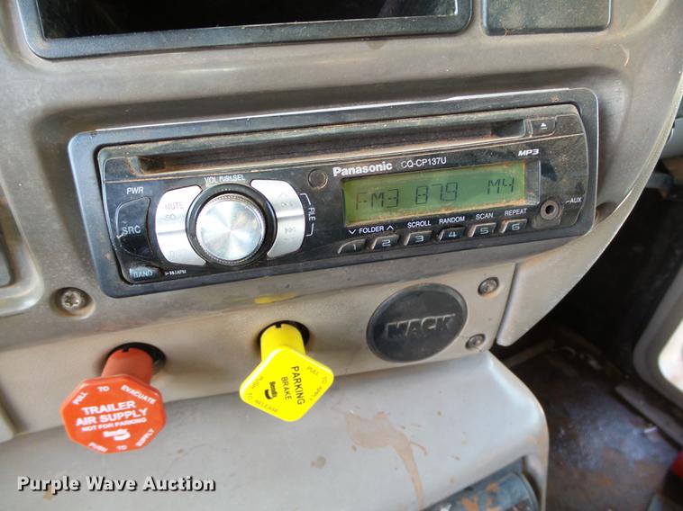 image for item DA6978 2001 Mack CH613 dump truck