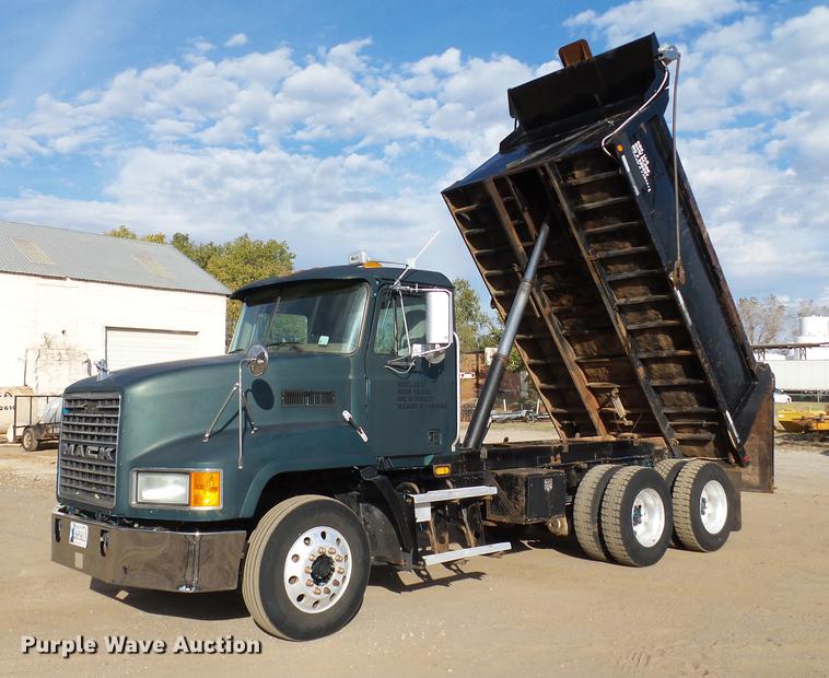 image for item DA6978 2001 Mack CH613 dump truck