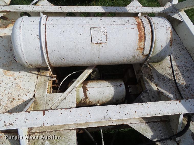 image for item DA7005 1995 Landoll bottom dump trailer