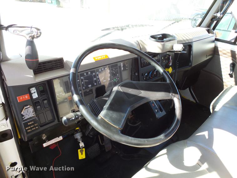 image for item DB4211 2001 International 4700 bucket truck