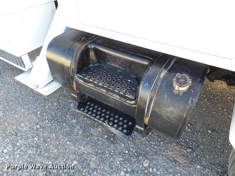 image for item DB4211 2001 International 4700 bucket truck