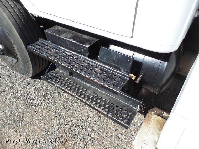 image for item DB4211 2001 International 4700 bucket truck