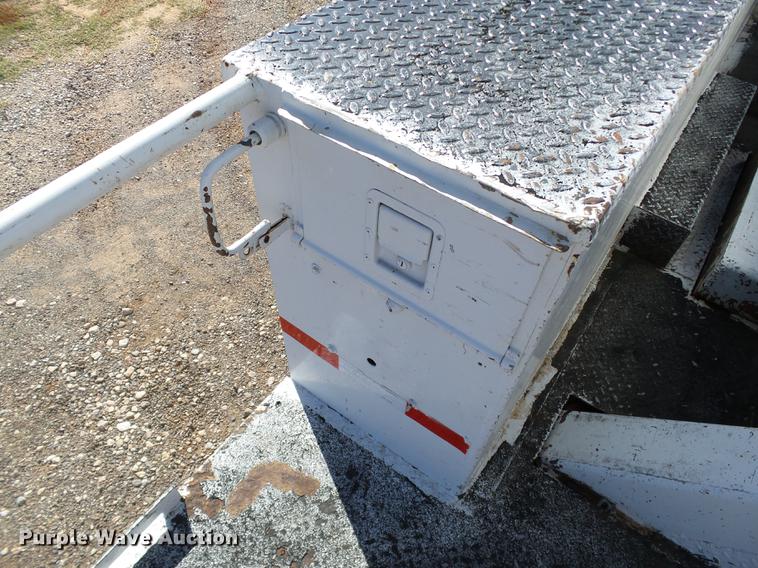 image for item DB4211 2001 International 4700 bucket truck