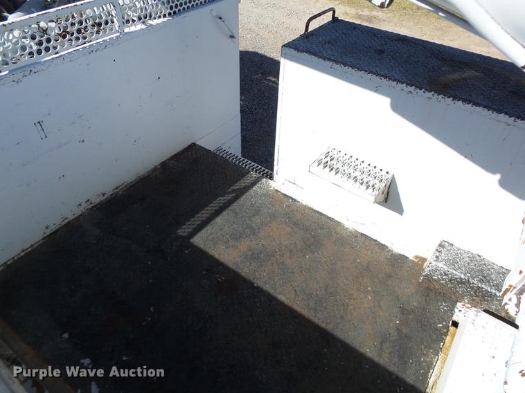 image for item DB4211 2001 International 4700 bucket truck