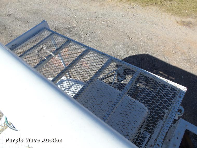 image for item DB4211 2001 International 4700 bucket truck