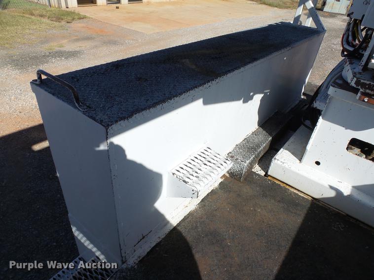 image for item DB4211 2001 International 4700 bucket truck