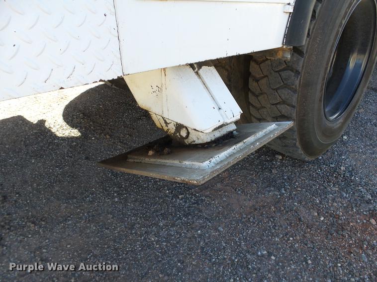 image for item DB4211 2001 International 4700 bucket truck