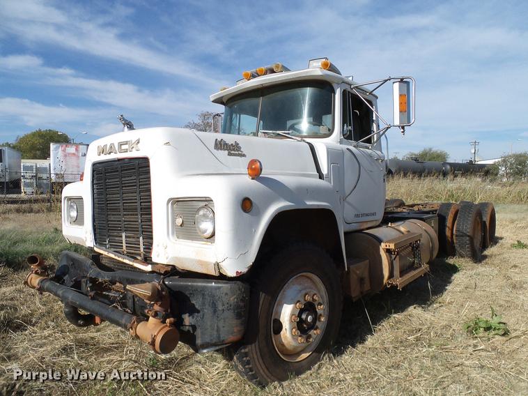 image for item DB4248 1989 Mack R688ST truck chassis