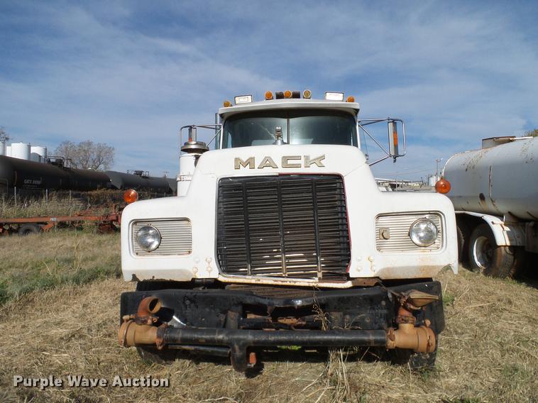 image for item DB4248 1989 Mack R688ST truck chassis