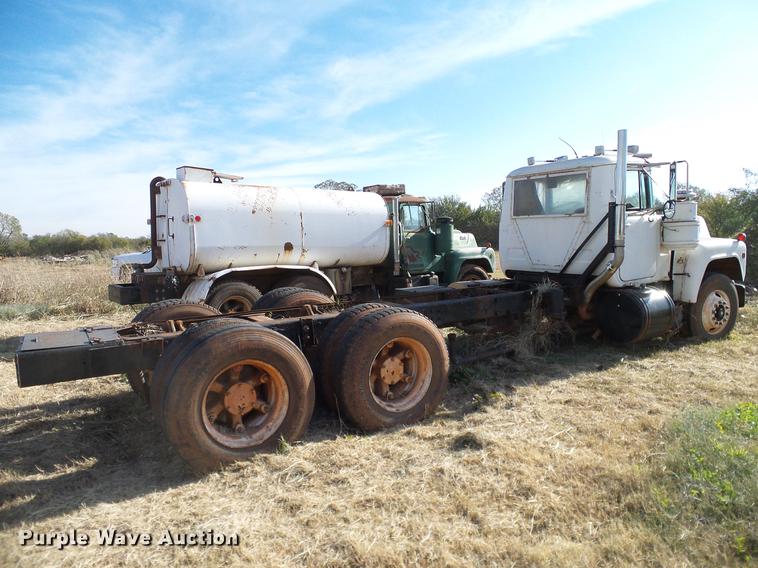 image for item DB4248 1989 Mack R688ST truck chassis