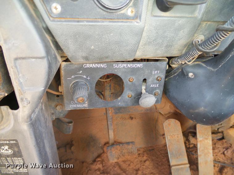 image for item DB4248 1989 Mack R688ST truck chassis