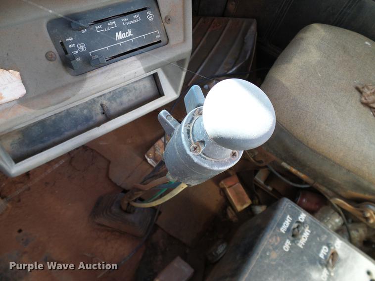 image for item DB4248 1989 Mack R688ST truck chassis