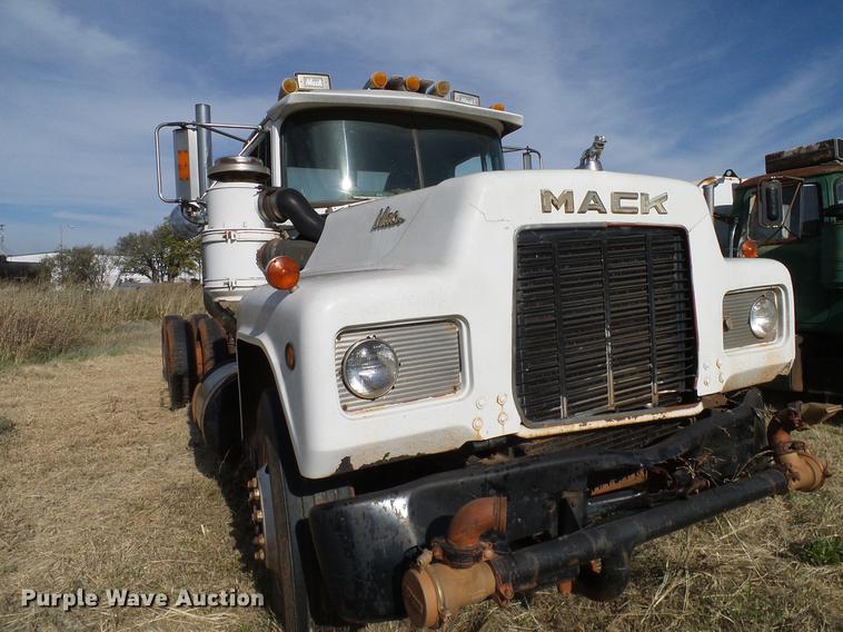 image for item DB4248 1989 Mack R688ST truck chassis