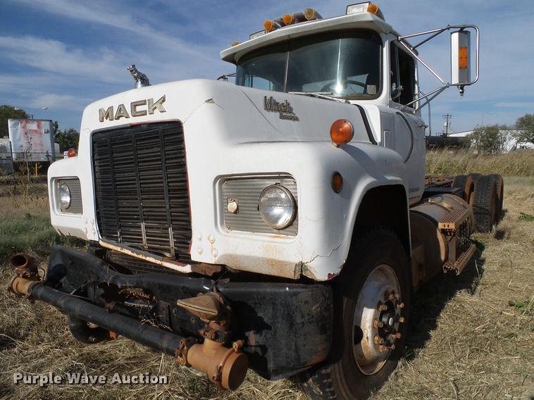 image for item DB4248 1989 Mack R688ST truck chassis