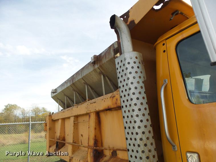 image for item DB5900 1993 International 4900 dump truck