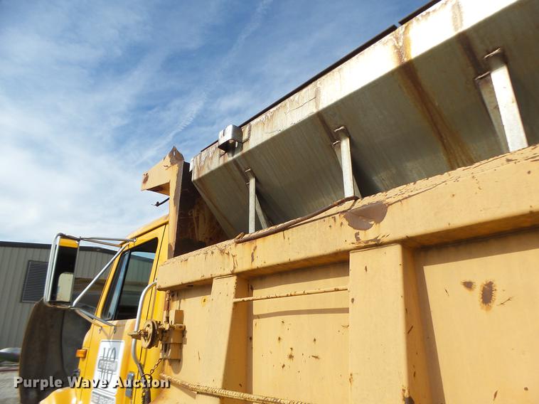 image for item DB5900 1993 International 4900 dump truck