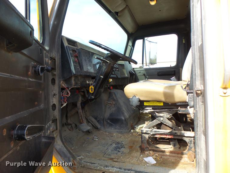 image for item DB5900 1993 International 4900 dump truck