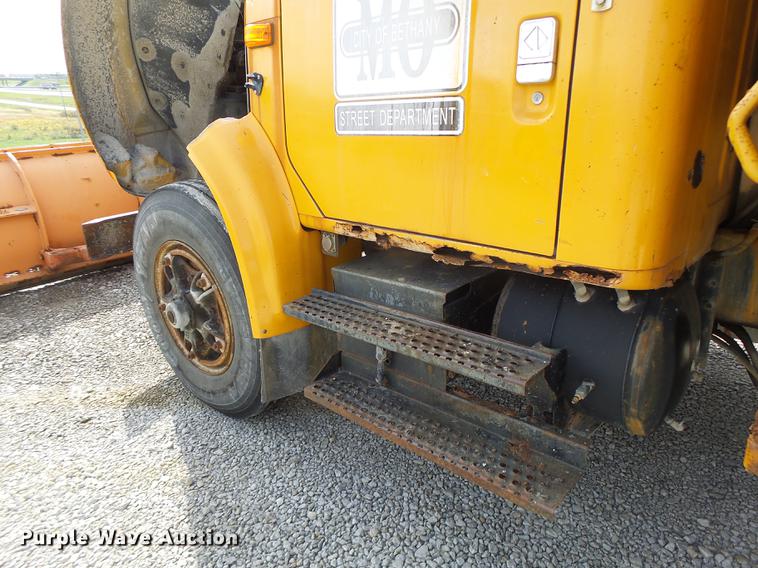 image for item DB5902 1992 International 4900 dump truck