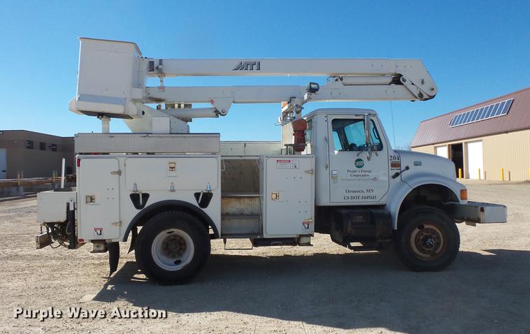 image for item DB8046 2002 International 4800 bucket truck