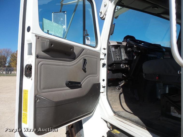 image for item DB8046 2002 International 4800 bucket truck