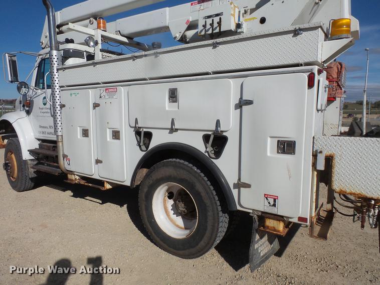 image for item DB8046 2002 International 4800 bucket truck