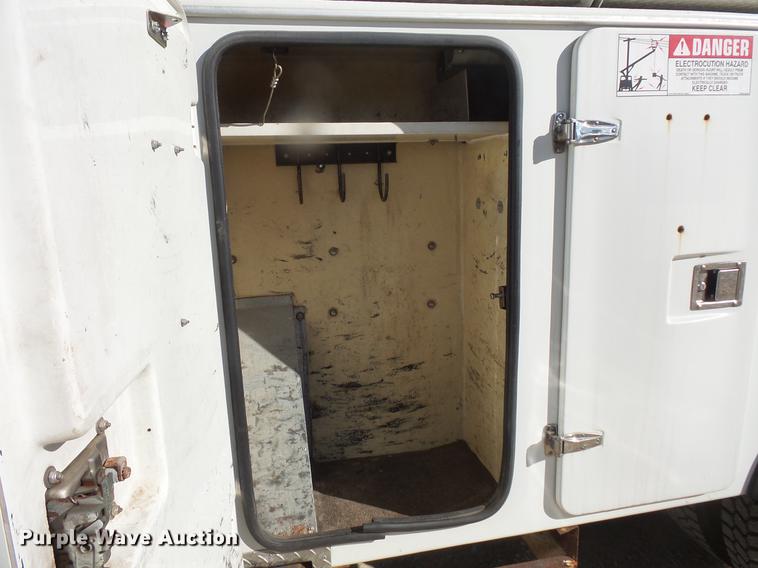 image for item DB8046 2002 International 4800 bucket truck