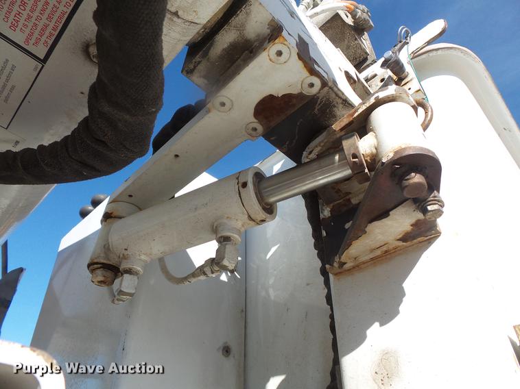 image for item DB8046 2002 International 4800 bucket truck