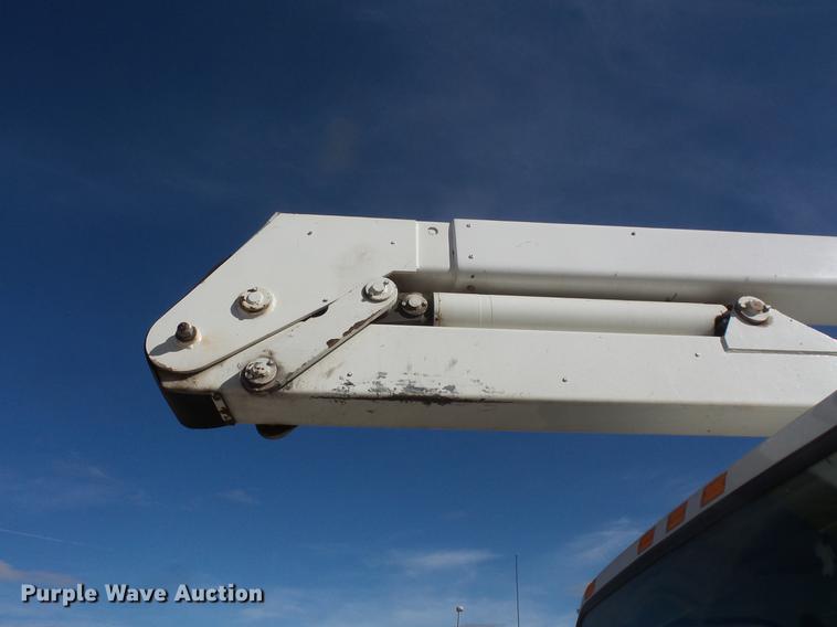 image for item DB8046 2002 International 4800 bucket truck