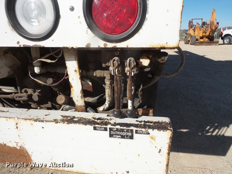 image for item DB8046 2002 International 4800 bucket truck