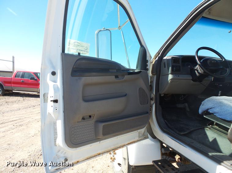 image for item DB8066 2000 Ford F650 truck cab and chassis