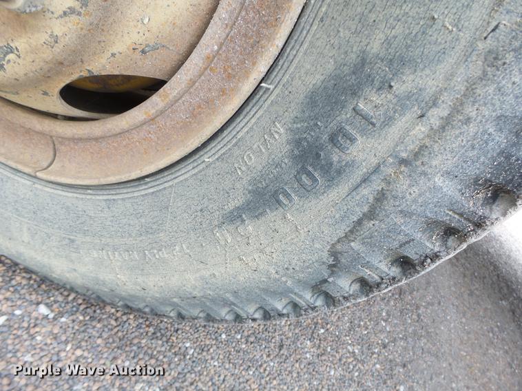 image for item DB9943 Etnyre chip spreader