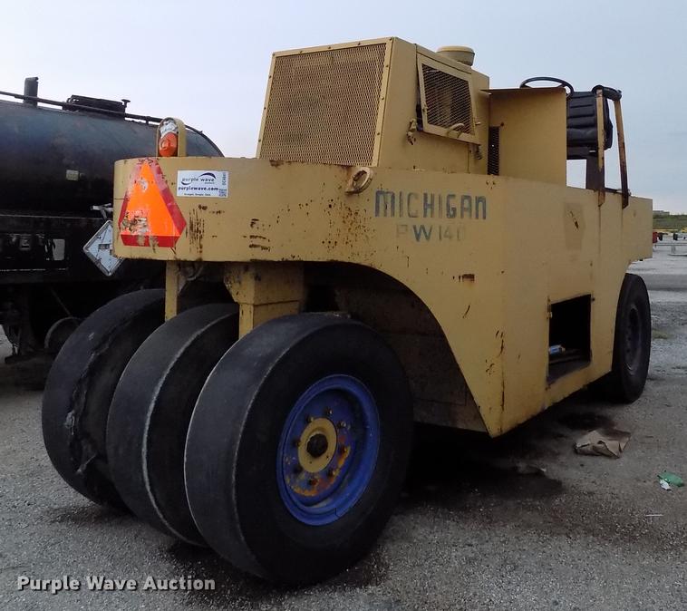 image for item DC4841 Michigan RW140 pneumatic roller