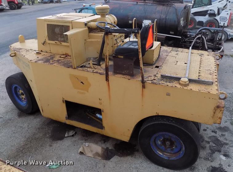 image for item DC4841 Michigan RW140 pneumatic roller