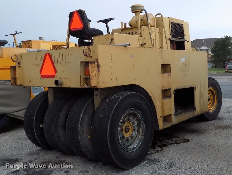 image for item DC4841 Michigan RW140 pneumatic roller